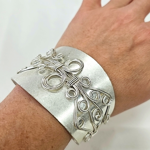 Jessica Simpson ESilver Women's Cuff Bracelet With Wire Scroll Designs - Picture 6 of 6